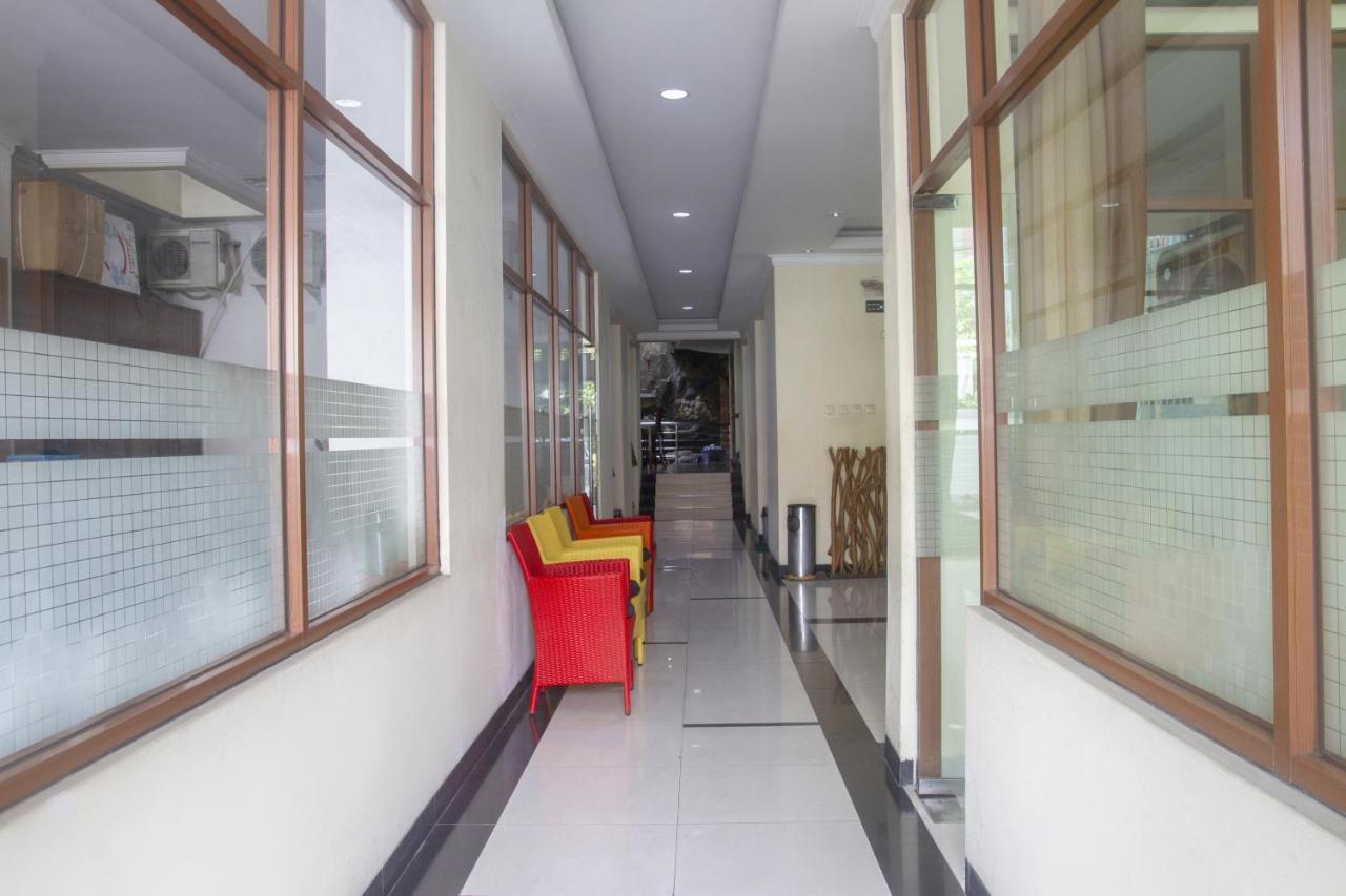 Oyo 3894 Karunia Muslim Syariah Hotel Jakarta Buitenkant foto